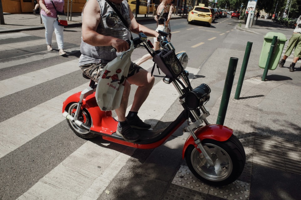 Električni skuterji so se v Pragi spremenili v pravo nadlogo. mnogi meščani so nezadovoljni