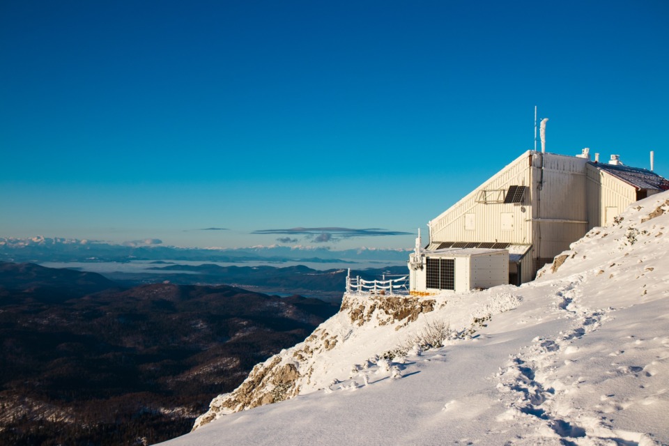 gore-sneznik - NaDlani.si Snežnik, ki spada med najzanimivejše gore Slovenije
