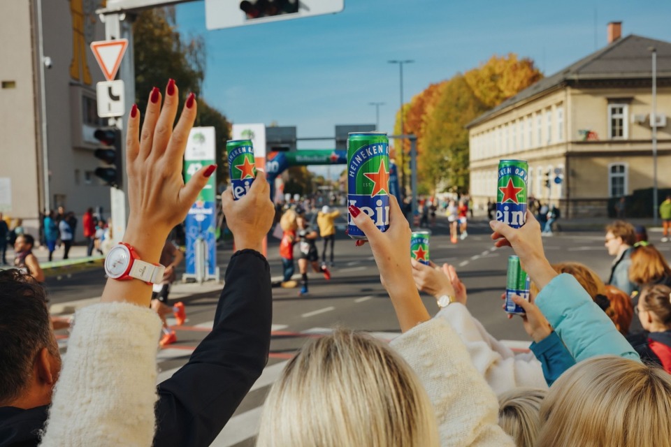 Na Ljubljanskem maratonu so padali rekordi – tudi najdaljši navijaški kavč v državi! (FOTO)