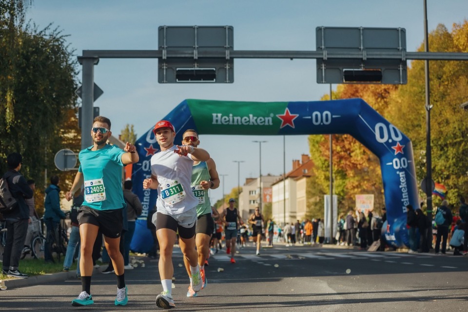 Na Ljubljanskem maratonu so padali rekordi – tudi najdaljši navijaški kavč v državi! (FOTO)