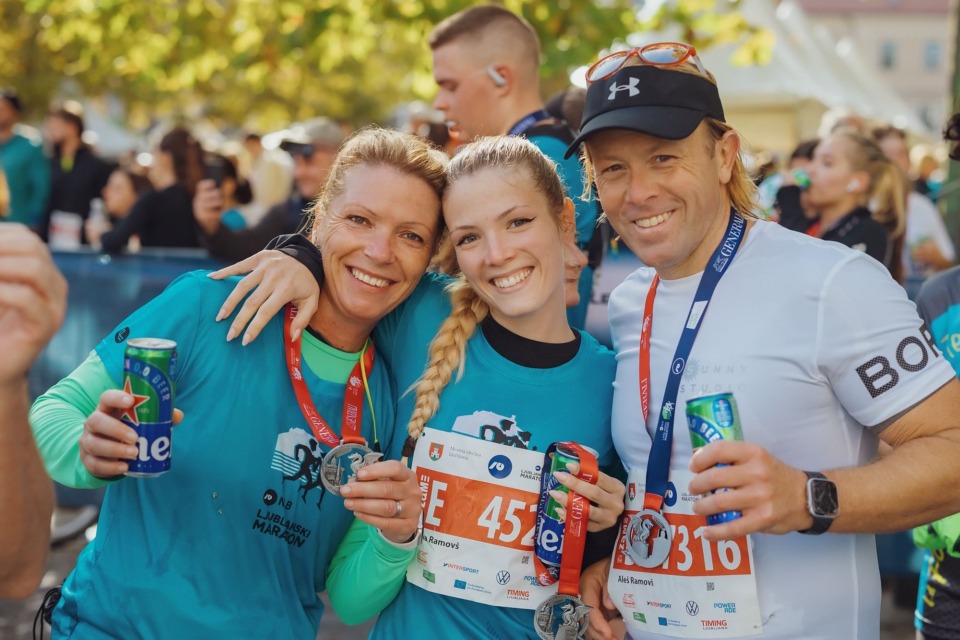 Na Ljubljanskem maratonu so padali rekordi – tudi najdaljši navijaški kavč v državi! (FOTO)