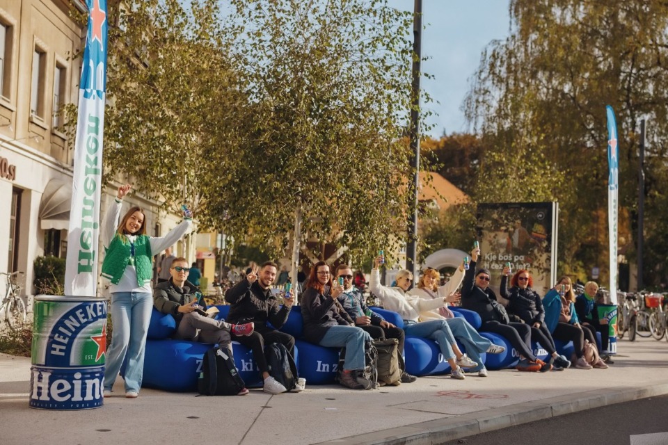 Na Ljubljanskem maratonu so padali rekordi – tudi najdaljši navijaški kavč v državi! (FOTO)