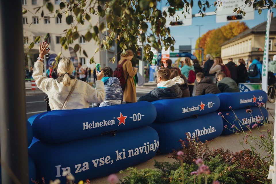 Na Ljubljanskem maratonu so padali rekordi – tudi najdaljši navijaški kavč v državi! (FOTO)