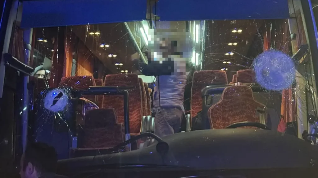 poškodbe-na-avtobusu - NaDlani.si Poškodbe na avtobusu; vir: Instagram