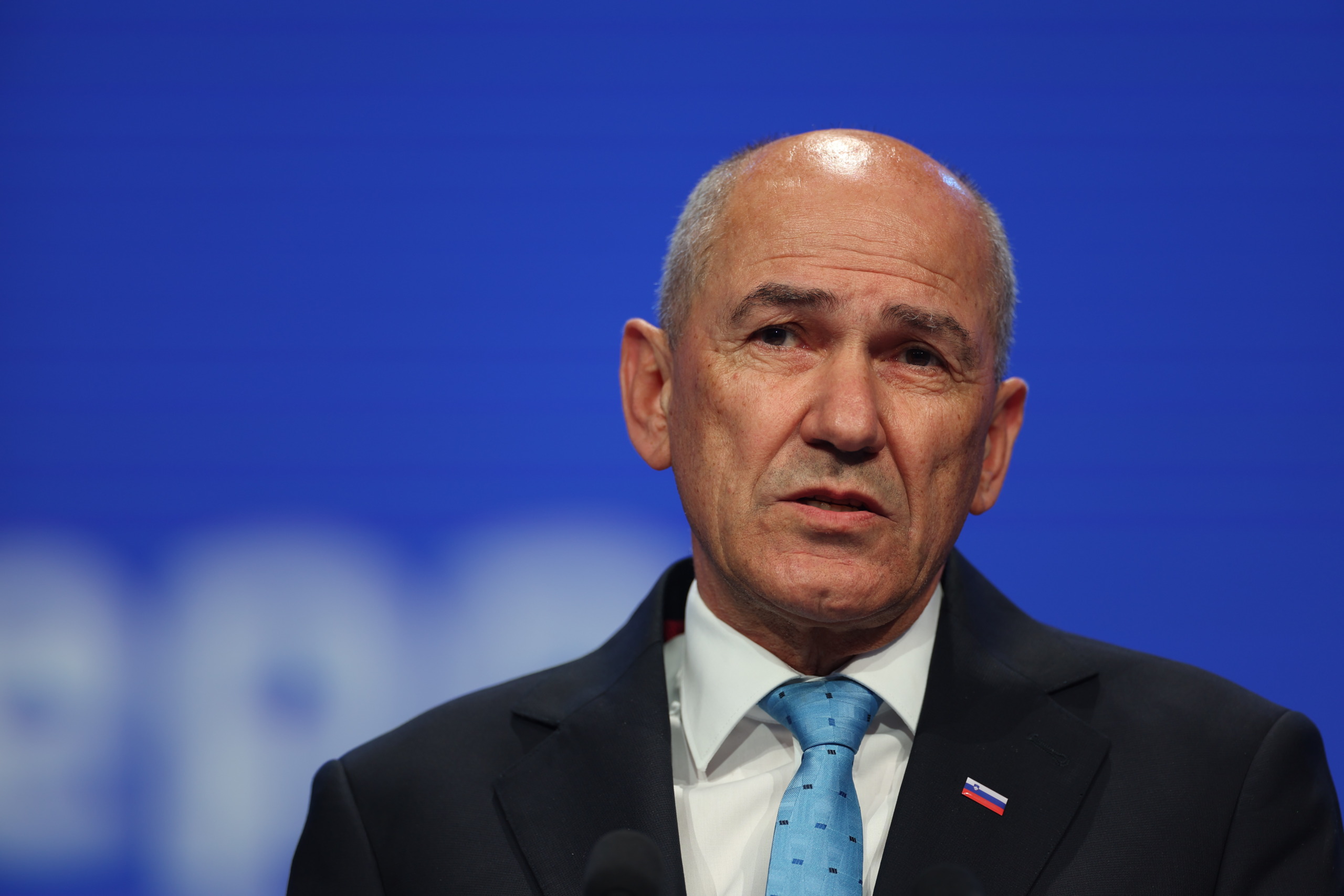 Janez_Janša,_EPP,_2025 - NaDlani.si Janša je med dopustom v Vili Zlatorog po besedah Hribarja ni prejel popusta. Razkrivamo podrobnosti, cenik in vprašanja komisije DZ.