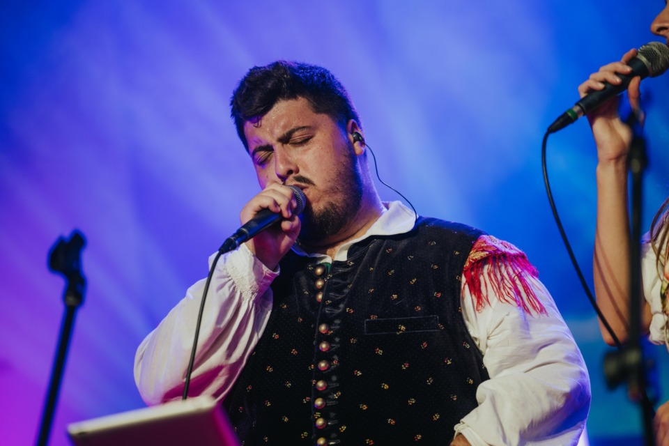 Joj, kakšen kiks na odru! Član Ansambla Saša Avsenika razkril, kaj se mu je zgodilo pred množico