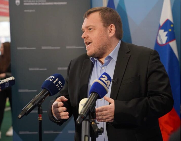 Simona Maljevca. Ministerju se očita zloraba uradnega položaja in poslovna goljufija.