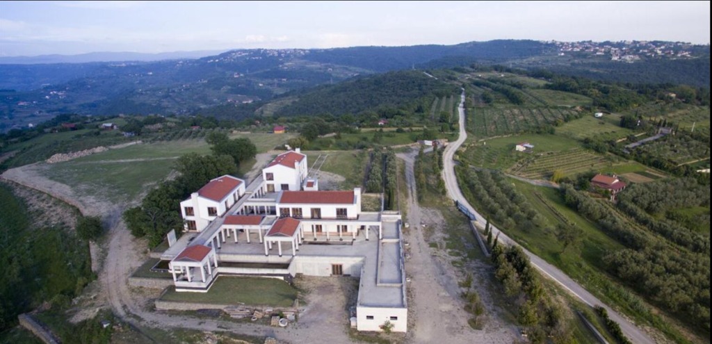 Miro Senica v stečaju. - NaDlani.si Miro Senica - Bužekijan – njegovega lastnika Edija Bužekijana s Senico povezuje projekt gradnje luksuzne vile nad Izolo.