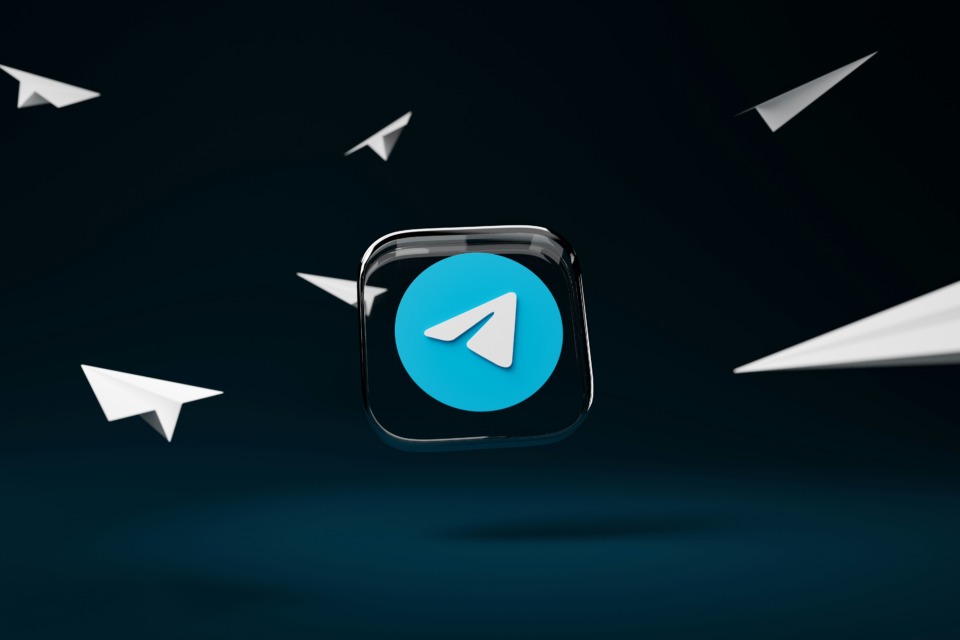Telegram, kjer poteka večina teh interakcij, ima več kot milijardo aktivnih mesečnih uporabnikov. V Ukrajini 44 % ljudi prejema novice prek tega kanala.