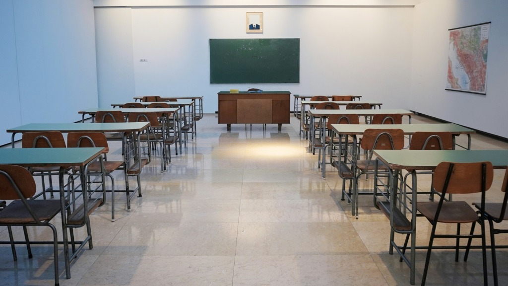 Ocenjevanje nova pravila - NaDlani.si Ocenjevanje nova pravila v šolskem sistemu. Novi pravilnik predvideva, da bo preverjanje namenjeno predvsem spremljanju napredka, medtem ko bo ocenjevanje ostalo kot zaključek učnega procesa.