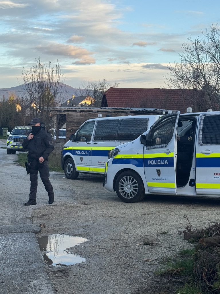 Pri Moravčah naj bi moški ustrelil nekdanjo ženo in se z orožjem zaprl v hišo
