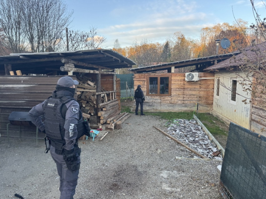 Policija NM (8) - NaDlani.si