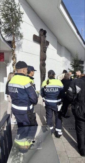 policisti - NaDlani.si