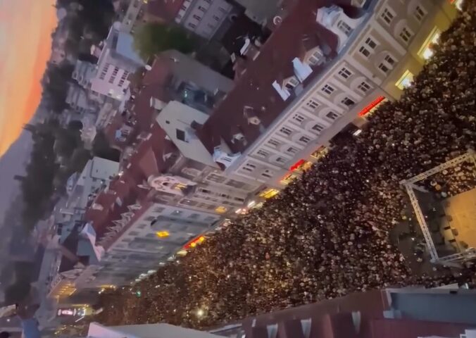 Vsi pojejo Halidu: posnetki iz Evrope ganili do solz - poglejte si množice ljudi iz številnih mest po Evropi (VIDEO)