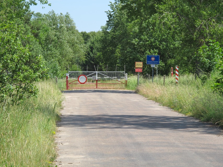 Predor pod poljsko-belorusko mejo vznemirja EvropoPodlaskie_-_Krynki_-_Granica_PL-BY_-_Brama_-_Front - NaDlani.si Predor pod poljsko-belorusko mejo pomeni veliko nevarnost za Evropo