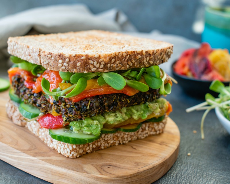 Rastlinski burger razburja Evropo – Evropski parlament je sprejel odločitev, da rastlinski izdelki ne smejo več uporabljati izrazov, kot sta “burger” in “klobasa”. 