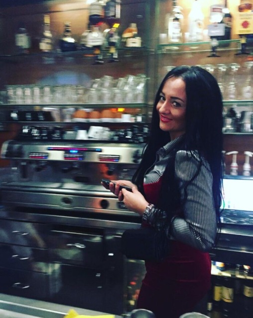 Renata_Saje_v_službi - NaDlani.si Pravi, da je bila vizualno zelo podobna prejšnji natakarici, zato so jo zamenjali z njo in ji začeli groziti, da jim more vrniti denar; Vir: Instagram