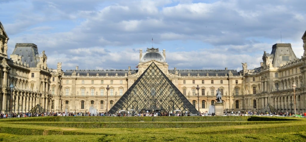Rop v Louvru je pretresel Pariz - NaDlani.si Rop se ni zgodil prvič. Louvre je bil že večkrat tarča ropov