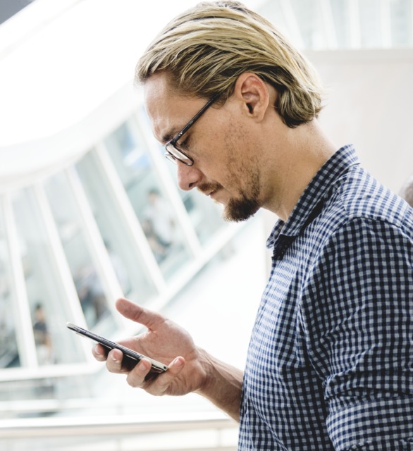 Zgrbljeni pred zaslonom – in ne veste, zakaj vas boli glava? Raziskave razkrivajo presenetljive učinke drže