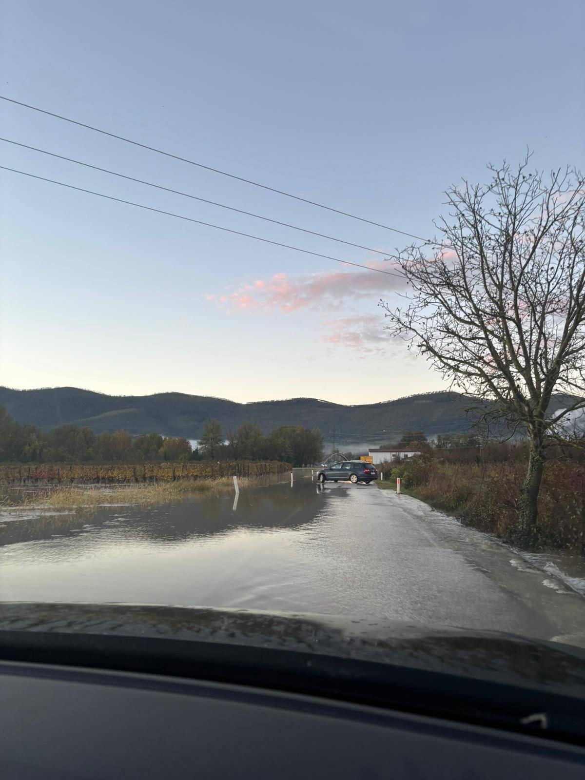 Previdno! Reka Vipava je čez noč narasla, številni zaskrbljeni