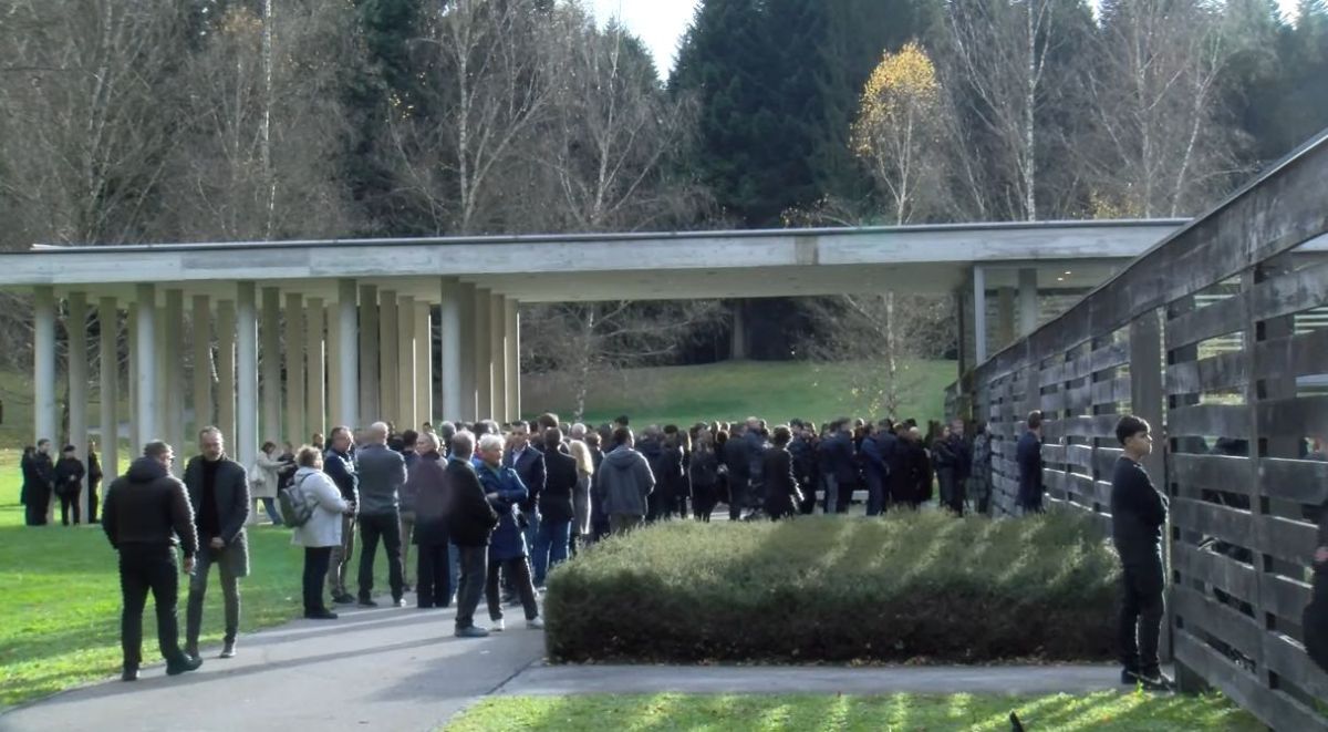V poklon umrlemu Alešu Šutarju in vsem žrtvam nasilja  bo predsednica države Pir Musarprižgala svečo. FOTO: YouTube - NaDlani.si pogreb, Aleš Šutar