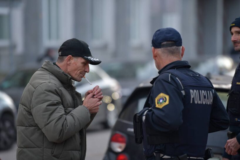 Drama pred vlado: oborožen moški želel osebno govoriti z premierjem Golobom (FOTO)