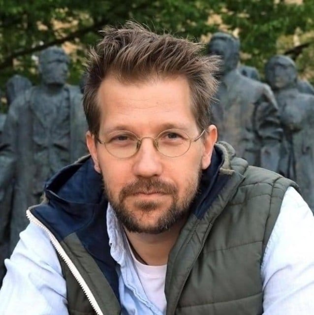 Zapis Jaše Jenula buri duhove na Dolenjskem, enači prometno nesrečo in umor: „Ta cigan pa je namerno in zverinsko pred vsemi ubil našega Acota in se potem pustil aretirati!“