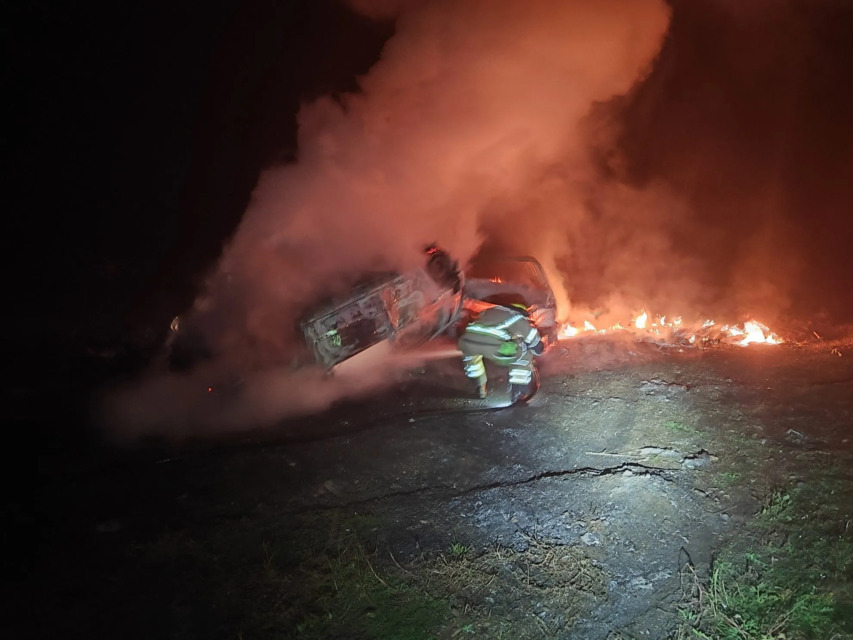 V romskem naselju zgorela tri neuporabna vozila, gasilci posredovali, kdo pa bo plačal to intervencijo?