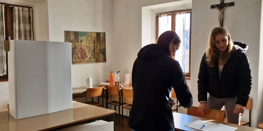 FOTO: V tem slovenskem kraju volišče kar v župnišču