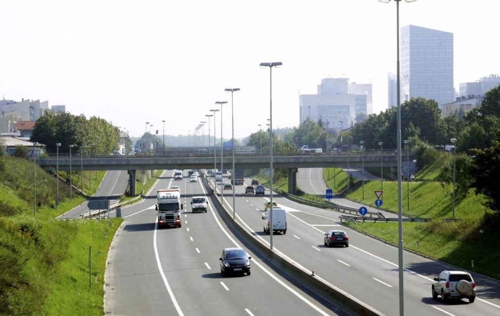 V času del lahko pričakujemo močno obremenjen promet in zastoje; vir: DARS