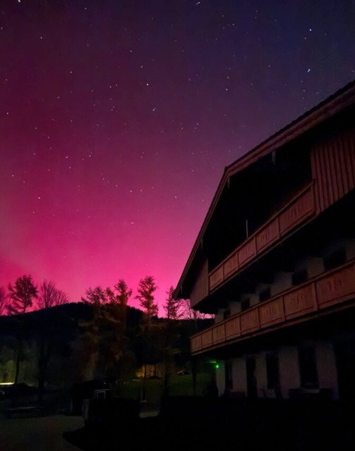 Nebo je eksplodiralo v barvah! Poglejte si čudovite prizore rožnatega polarnega sija