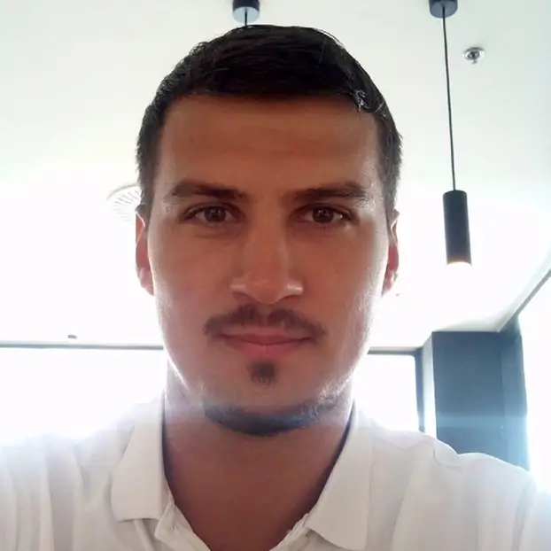 Morilec-iz-Mostarja - NaDlani.si Žrtvi je sledil v toaletne prostore bližnjega lokala; Vir: 24Sata