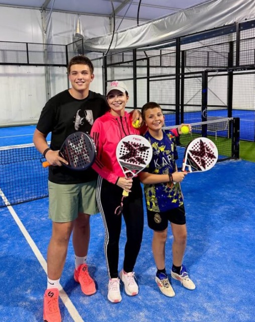 Natalija s sinovoma - NaDlani.si Natalija pravi, da Max ni več malo fantek, kar je razvidno tudi na sliki; vir: Instagram