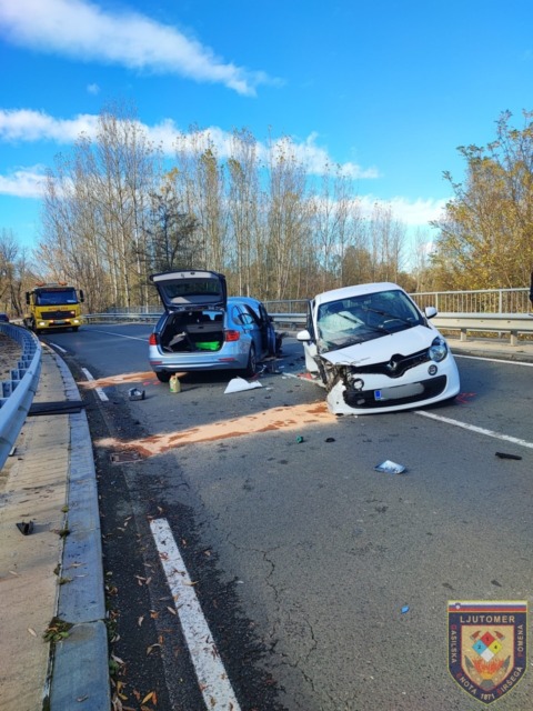 Na cesti med Razkrižjem in Srednjo Bistrico trčili osebni vozili, dve osebi poškodovani