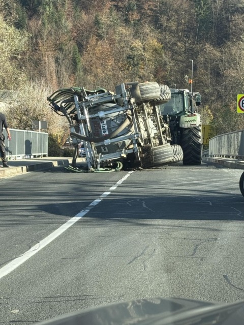 Traktor izgubil nadzor, prevrnjena cisterna ohromila promet na Štajerskem