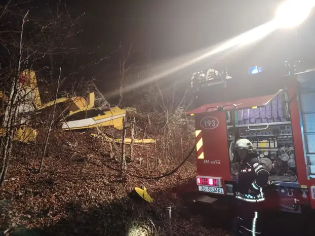 Drugo letalo je medtem varno pristalo na Krku; vir: JPV Senj