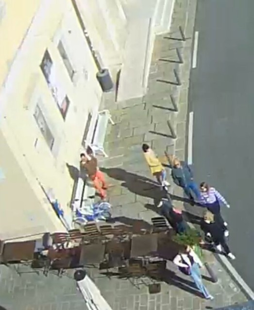 Kaos v Piranu! Pločniki spremenjeni v gostinske terase, pešci hodijo kar po cesti – poglejte, kakšno je stanje v mestu (FOTO)