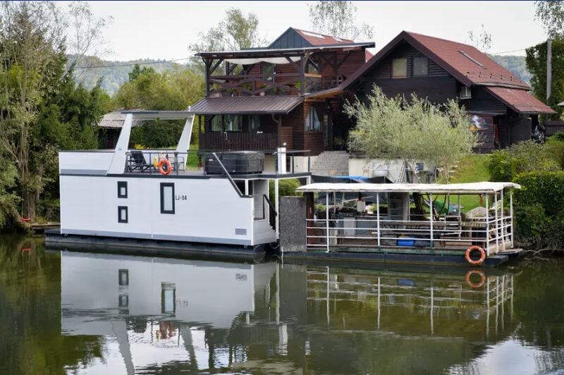 plavajoče hiške na Ljubljanici- vir N1 - NaDlani.si Ljubljanske plavajoče hiške: 330.000 € izgube!