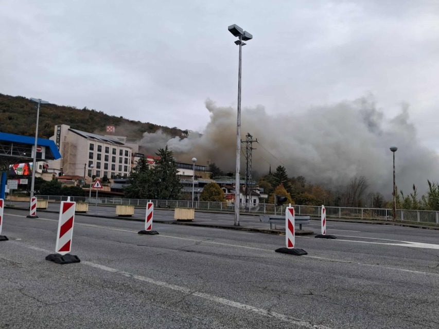 Obsežen požar uničil Casino Mulino, na pomoč priskočili tudi slovenski gasilci