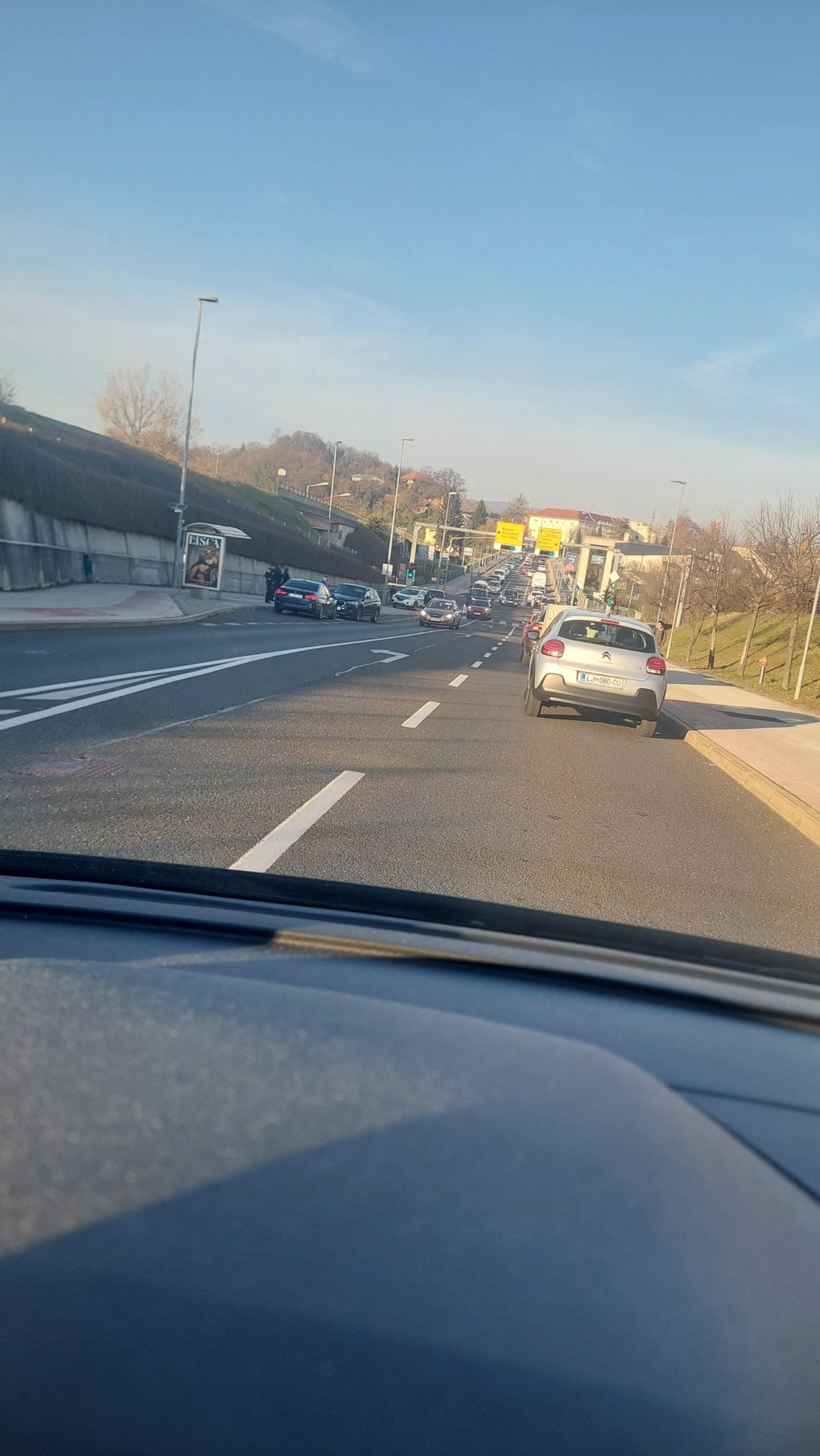 Huda prometna nesreča v Novem mestu! Promet močno oviran, po poročanju očividcev zbit otrok na skiroju (VIDEO)