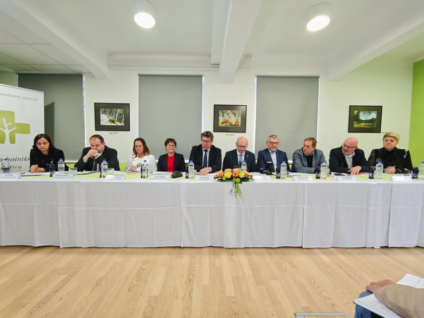 Vlado so že trikrat prosili, pa ni bilo nič, zdaj še bolj na glas: “Zahtevamo samostojno zdravstveno regijo!” Na FB se je oglasil poslanec Lisec