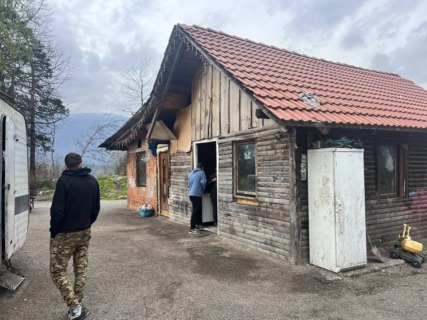 Romi ne želijo lastništva za nepremičnine, kajti potem to vpliva na socialne transferje, nelegalne nepremičnine pa po besedah predstavnikov občine rastejo kot gobe po dežju; vir: Facebook