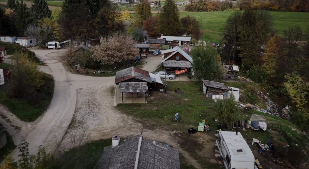 Mnogi Romi so stopili pred kamere in povedali, v kakšnih razmerah živijo in kaj bi si želeli; vir: YouTube