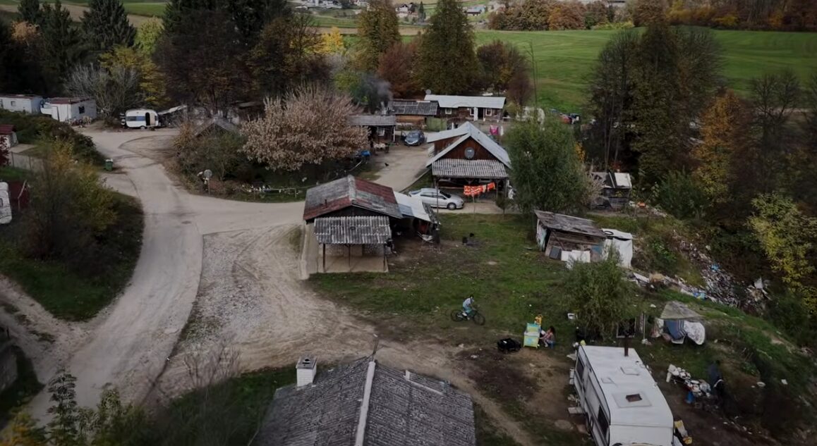 Mnogi Romi so stopili pred kamere in povedali, v kakšnih razmerah živijo in kaj bi si želeli; vir: YouTube