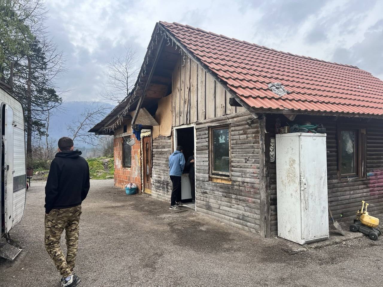 Romi ne želijo lastništva za nepremičnine, kajti potem to vpliva na socialne transferje, nelegalne nepremičnine pa po besedah predstavnikov občine rastejo kot gobe po dežju; vir: Facebook