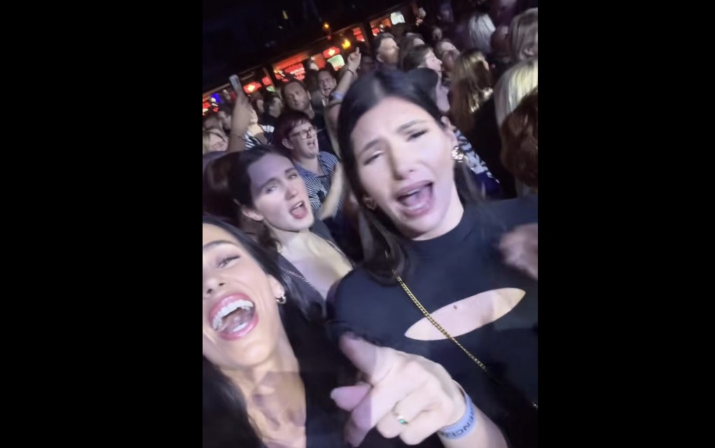 Tina Gaber se je na koncertu sprostila kot že dolgo ne, tokrat brez moža, poglejte njen posnetek (VIDEO)