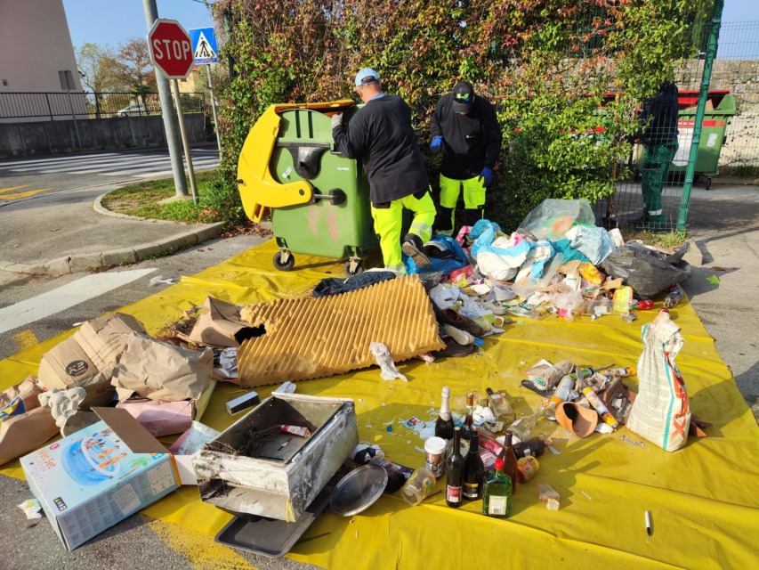 Koper se bori z odlaganjem odpadkov! Ekološki otoki so preobremenjeni, komentarji na družbenih omrežjih vrejo