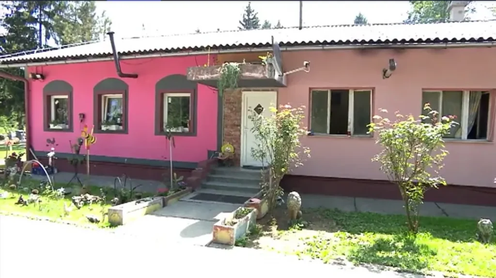 Strojanovo_domovanje - NaDlani.si Hiša, v kateri prebiva po zadnjih podatkih okrog 100 oseb; vir: zajem slike/Facebook