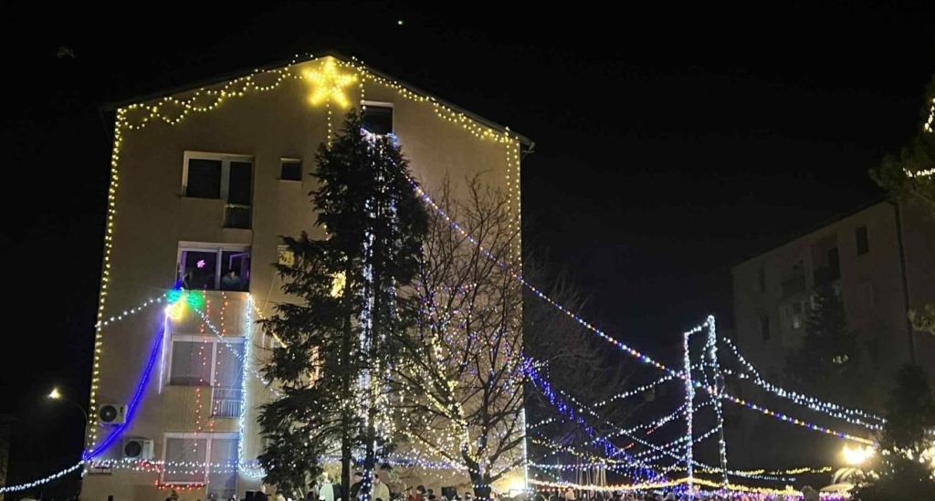 Ko svetloba združi ljudi: Slavka Roškarja prišli pozdravit mnogi estradniki in tudi sam župan Maribora (FOTO in VIDEO)