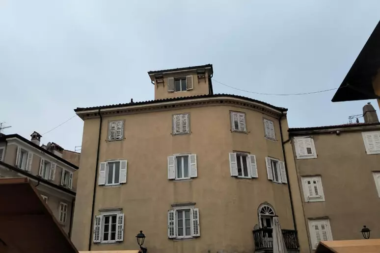 Grozljiv zločin v Miljah: mati na okruten način ubila svojega devetletnega sina